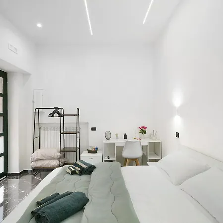 Bed & Breakfast Black And White
